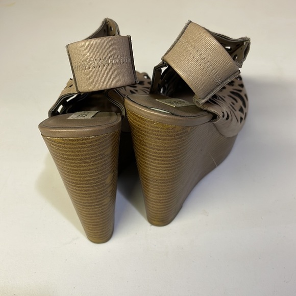 Steve Madden Size 6 1/2 Wedges Taupe - Picture 2 of 4